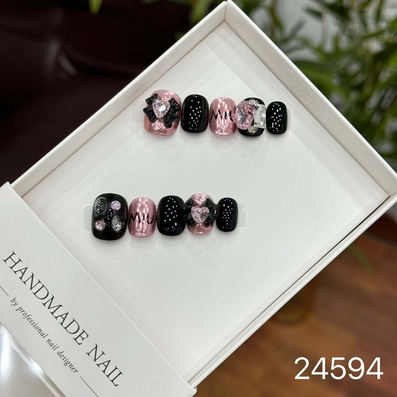 Handmade Long False Nails with a High-End Look, Enhancing Skin Tone, Popular Cat-Eye Style, Luxurious Manicure