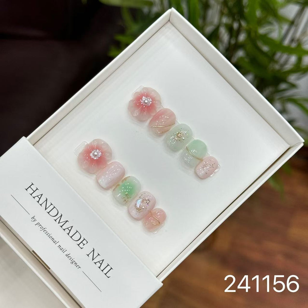 Handmade Long False Nails with a High-End Look, Enhancing Skin Tone, Popular Cat-Eye Style, Luxurious Manicure