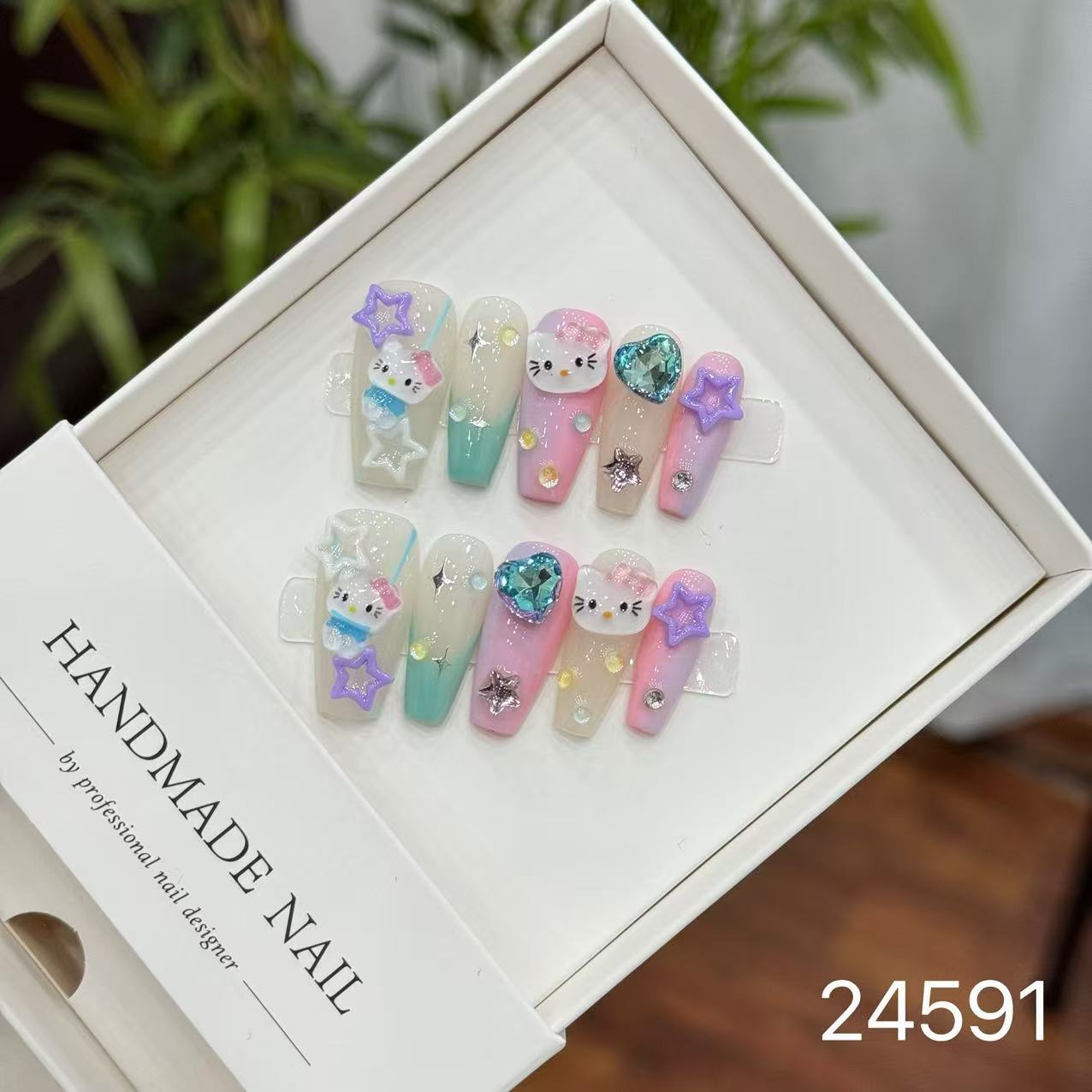 Handmade Long False Nails with a High-End Look, Enhancing Skin Tone, Popular Cat-Eye Style, Luxurious Manicure