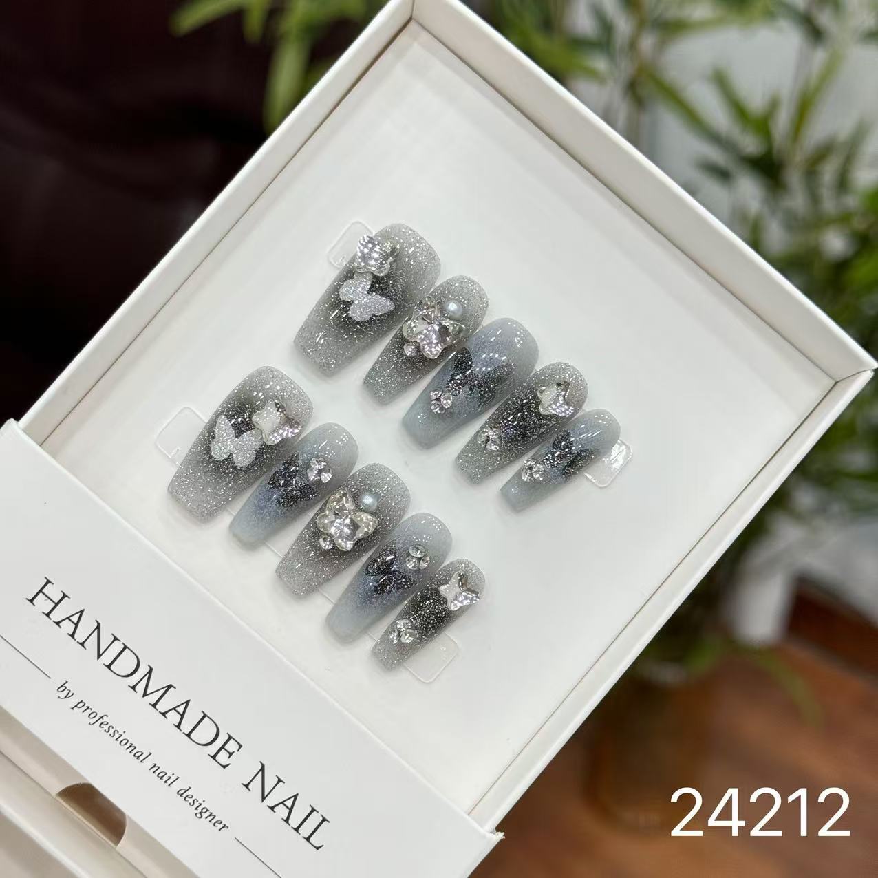 Handmade Long False Nails with a High-End Look, Enhancing Skin Tone, Popular Cat-Eye Style, Luxurious Manicure