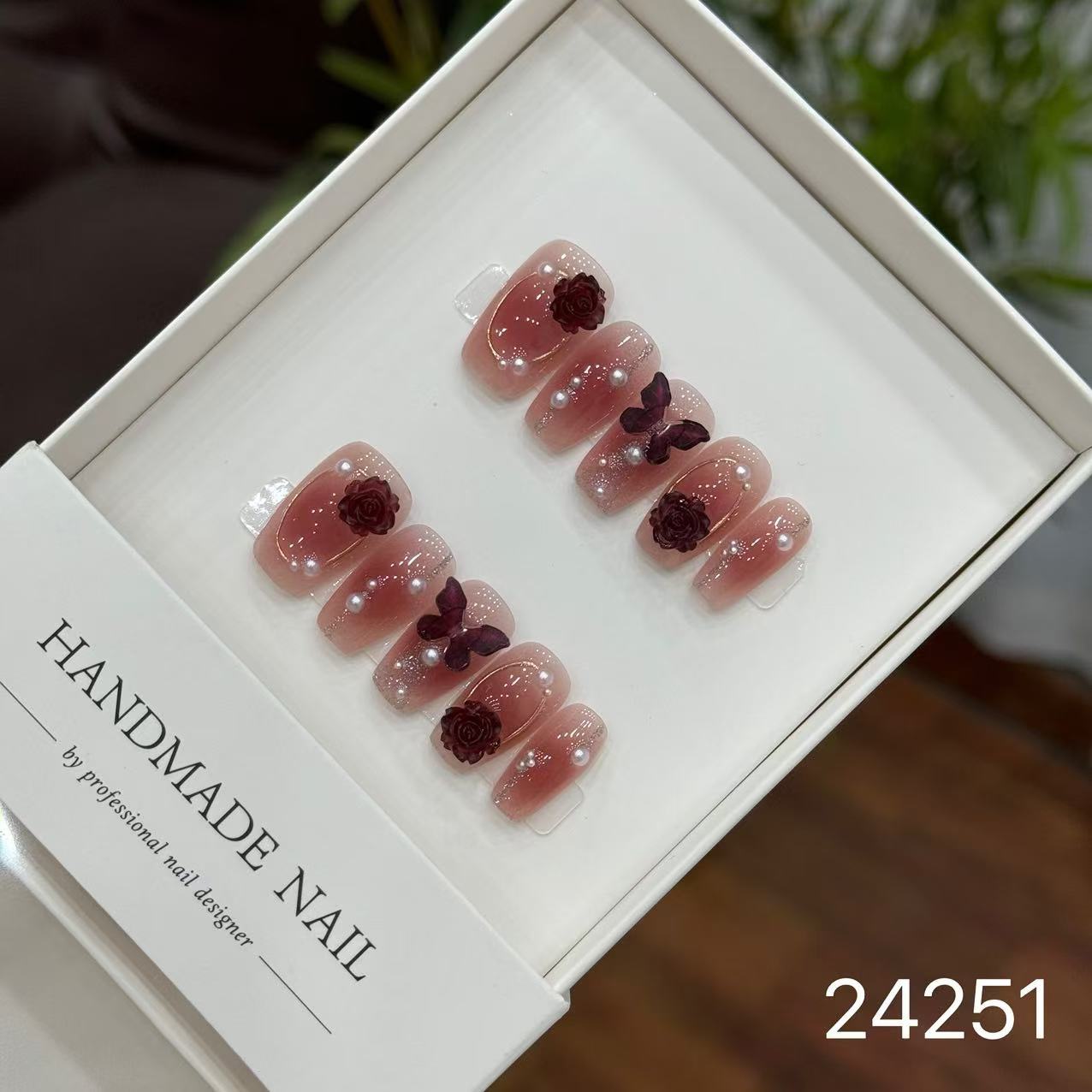 Handmade Long False Nails with a High-End Look, Enhancing Skin Tone, Popular Cat-Eye Style, Luxurious Manicure