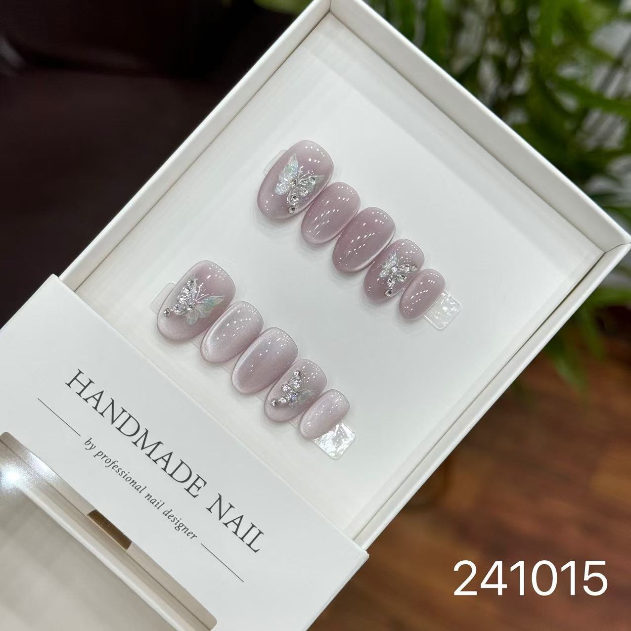 Handmade Long False Nails with a High-End Look, Enhancing Skin Tone, Popular Cat-Eye Style, Luxurious Manicure
