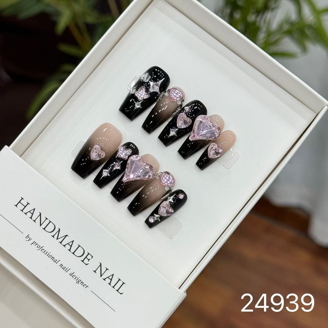 Handmade Long False Nails with a High-End Look, Enhancing Skin Tone, Popular Cat-Eye Style, Luxurious Manicure