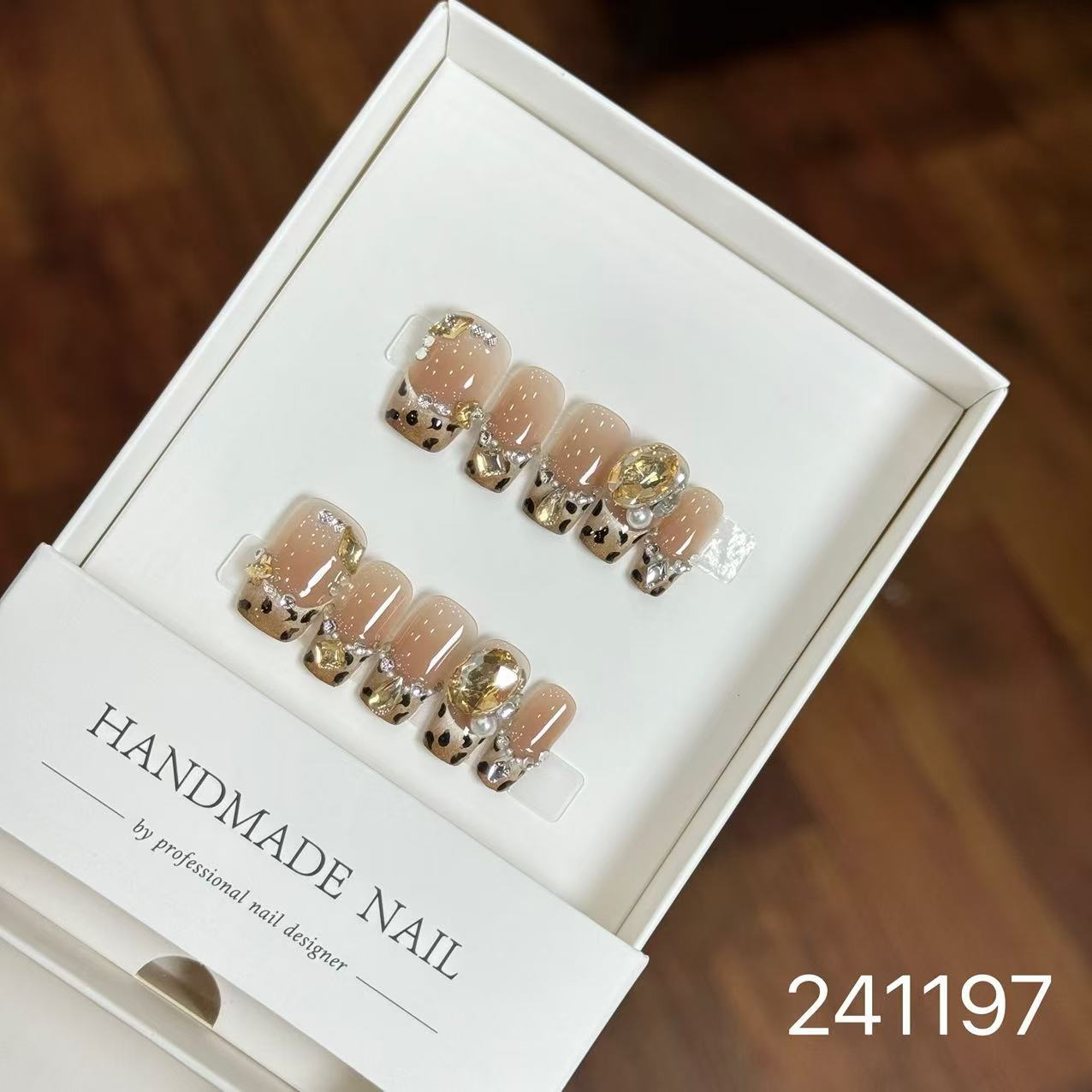 Handmade Long False Nails with a High-End Look, Enhancing Skin Tone, Popular Cat-Eye Style, Luxurious Manicure