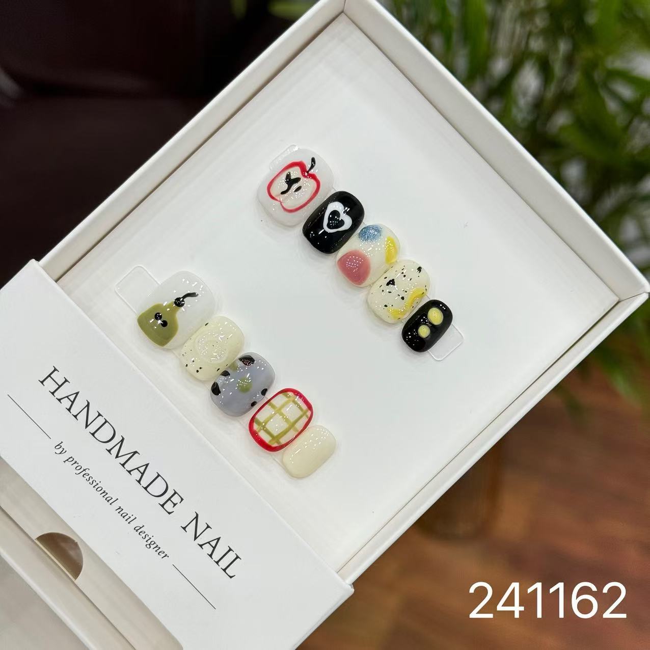 Handmade Long False Nails with a High-End Look, Enhancing Skin Tone, Popular Cat-Eye Style, Luxurious Manicure