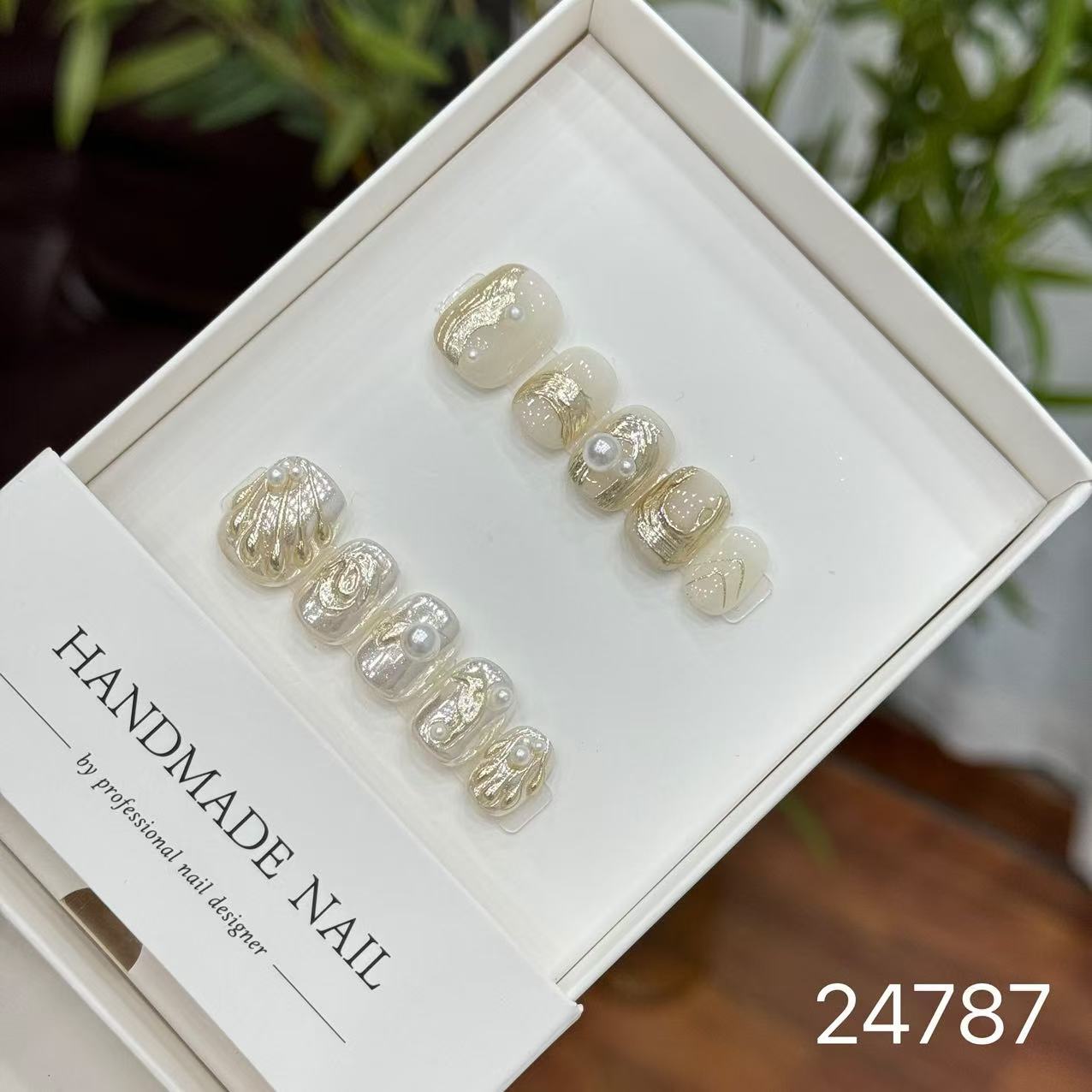 Handmade Long False Nails with a High-End Look, Enhancing Skin Tone, Popular Cat-Eye Style, Luxurious Manicure