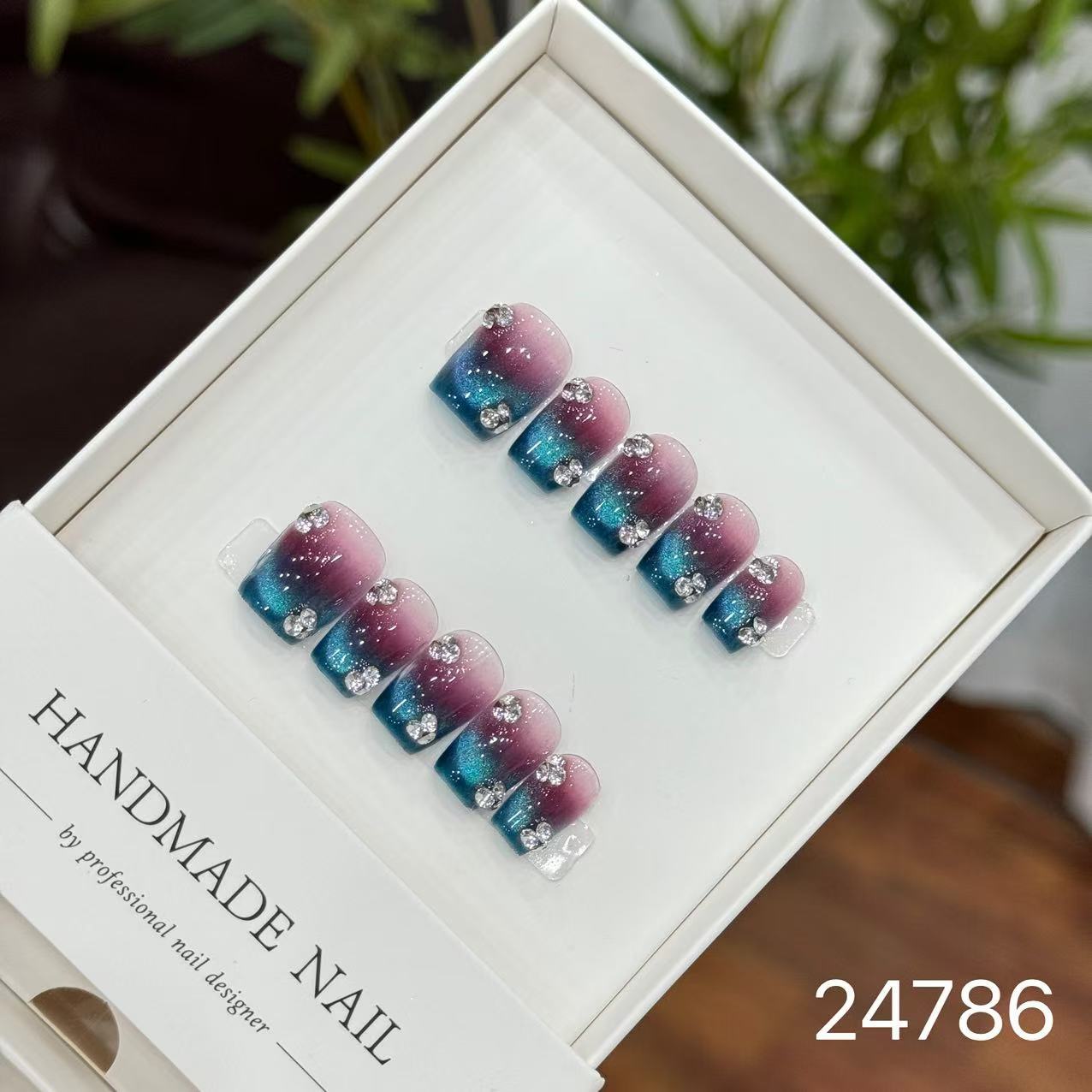 Handmade Long False Nails with a High-End Look, Enhancing Skin Tone, Popular Cat-Eye Style, Luxurious Manicure