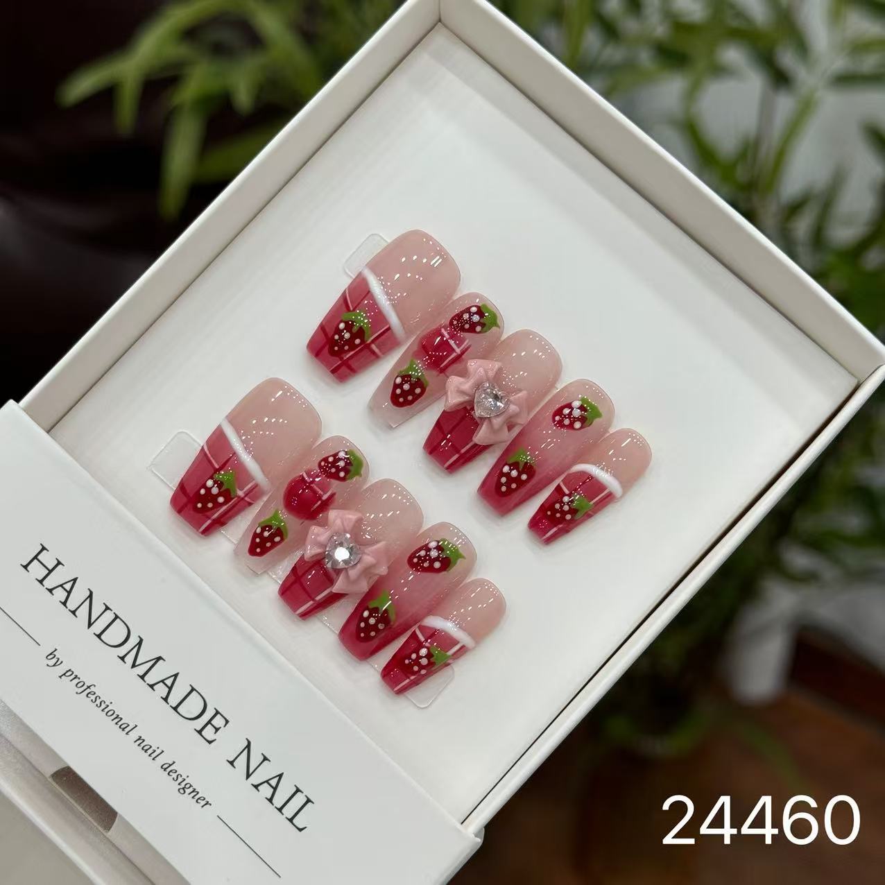 Handmade Long False Nails with a High-End Look, Enhancing Skin Tone, Popular Cat-Eye Style, Luxurious Manicure