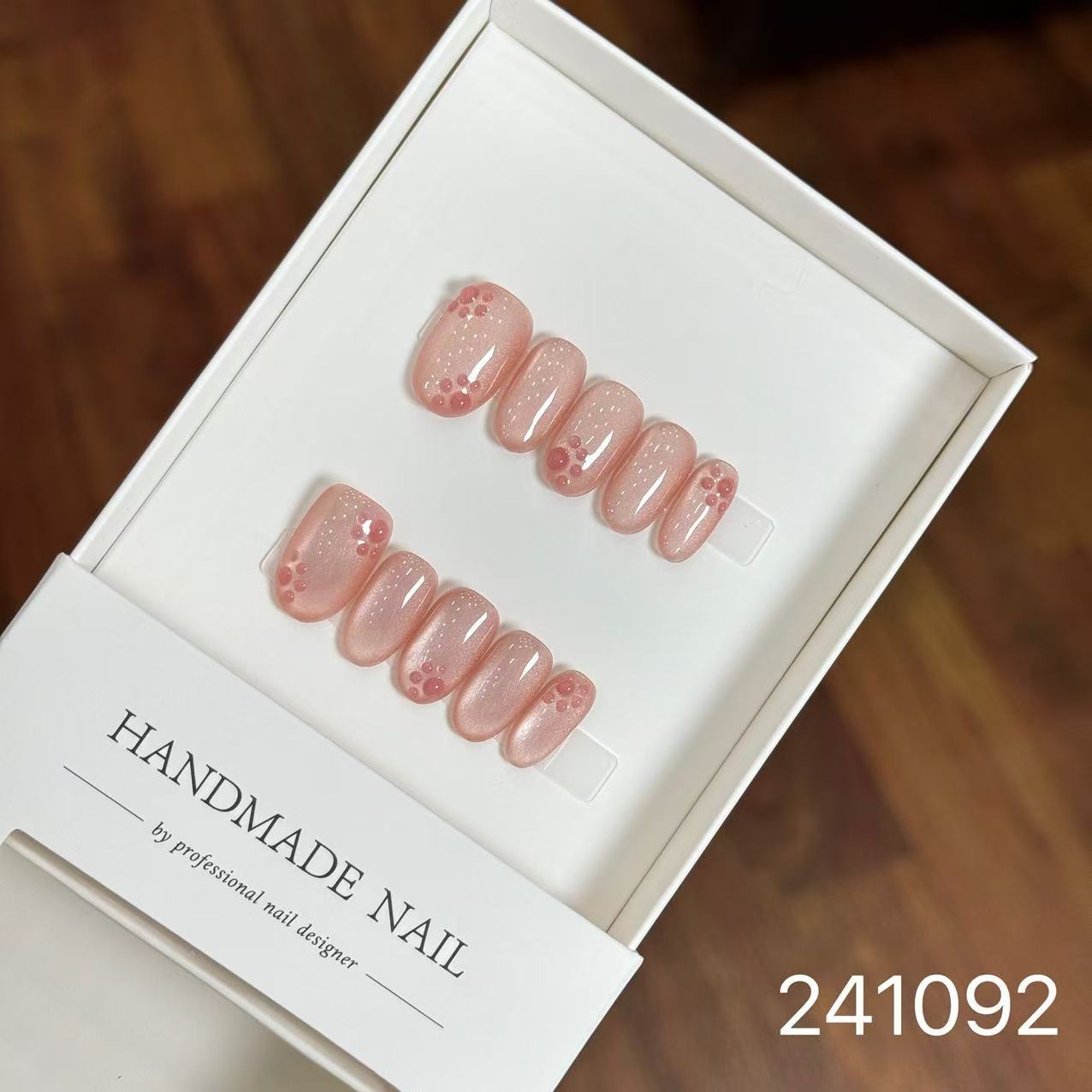 Handmade Long False Nails with a High-End Look, Enhancing Skin Tone, Popular Cat-Eye Style, Luxurious Manicure