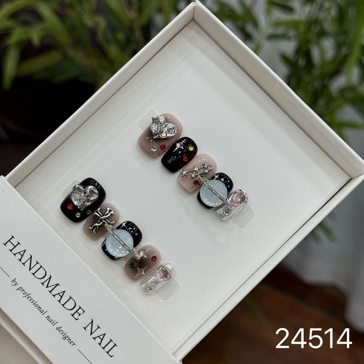 Handmade Long False Nails with a High-End Look, Enhancing Skin Tone, Popular Cat-Eye Style, Luxurious Manicure