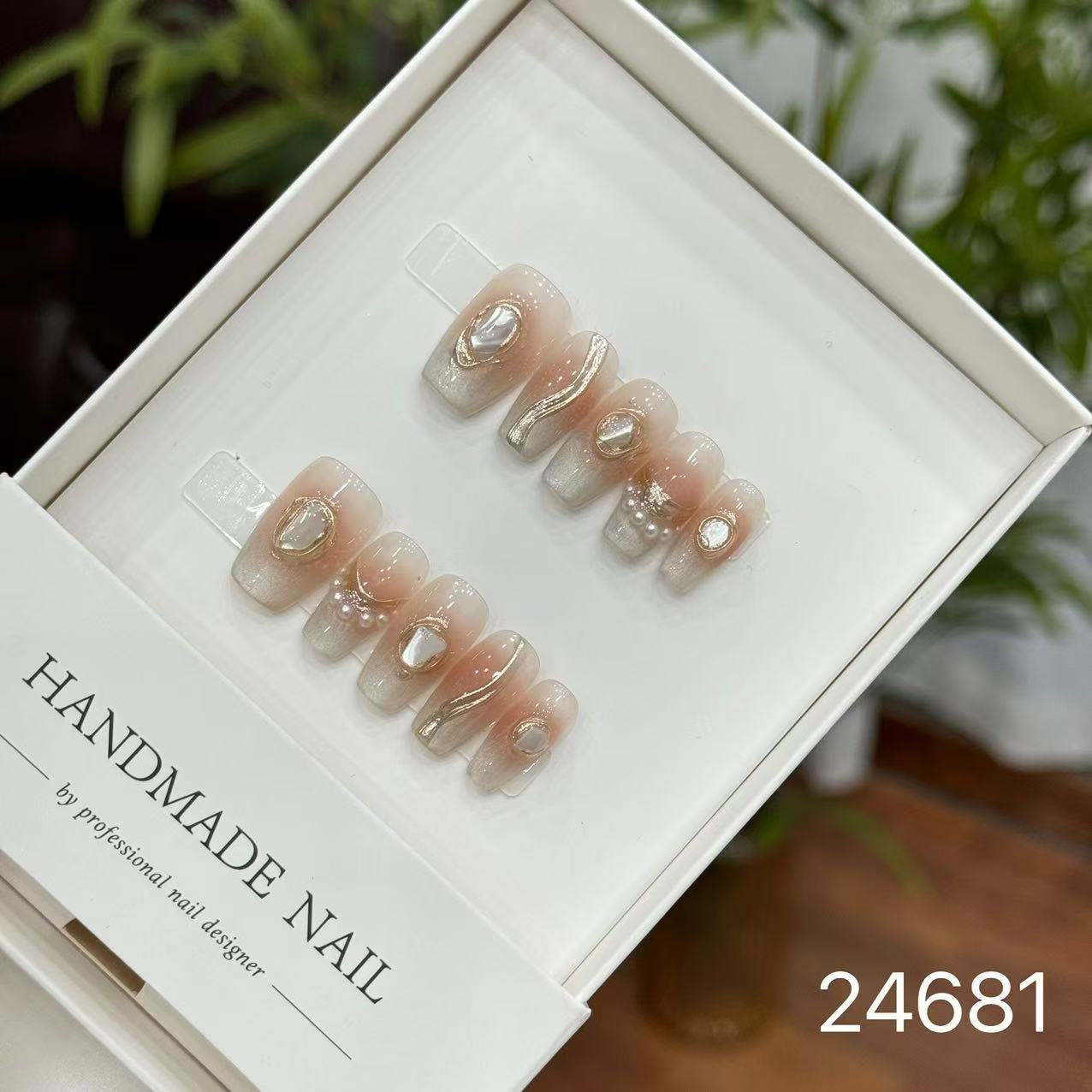 Handmade Long False Nails with a High-End Look, Enhancing Skin Tone, Popular Cat-Eye Style, Luxurious Manicure