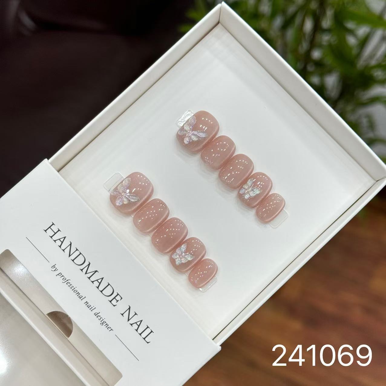 Handmade Long False Nails with a High-End Look, Enhancing Skin Tone, Popular Cat-Eye Style, Luxurious Manicure