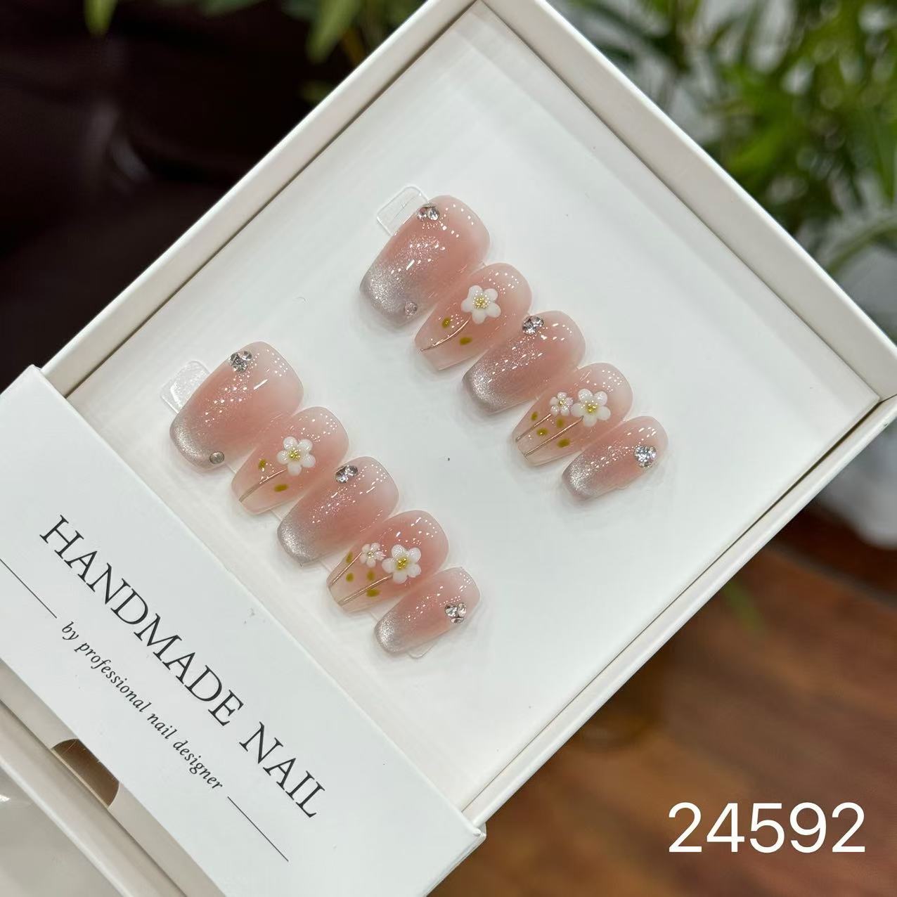 Handmade Long False Nails with a High-End Look, Enhancing Skin Tone, Popular Cat-Eye Style, Luxurious Manicure