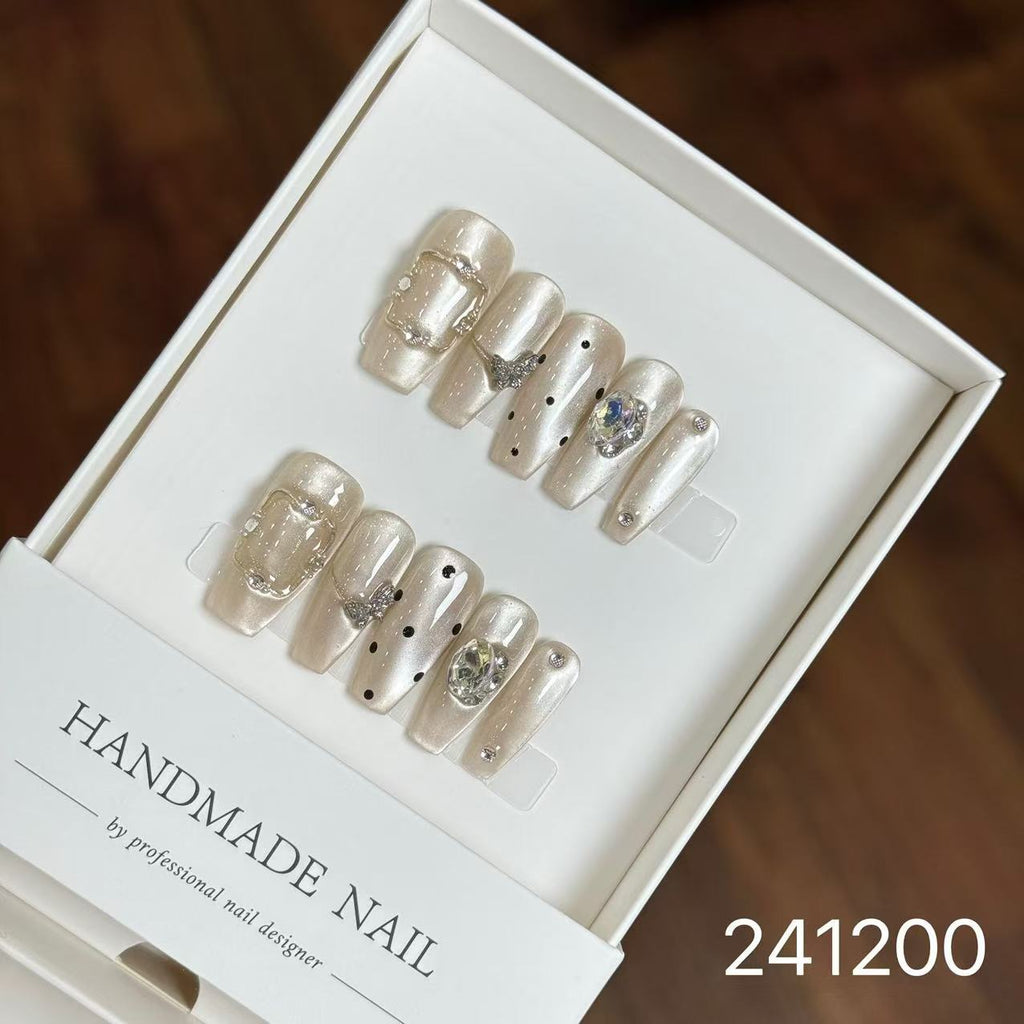 Handmade Long False Nails with a High-End Look, Enhancing Skin Tone, Popular Cat-Eye Style, Luxurious Manicure