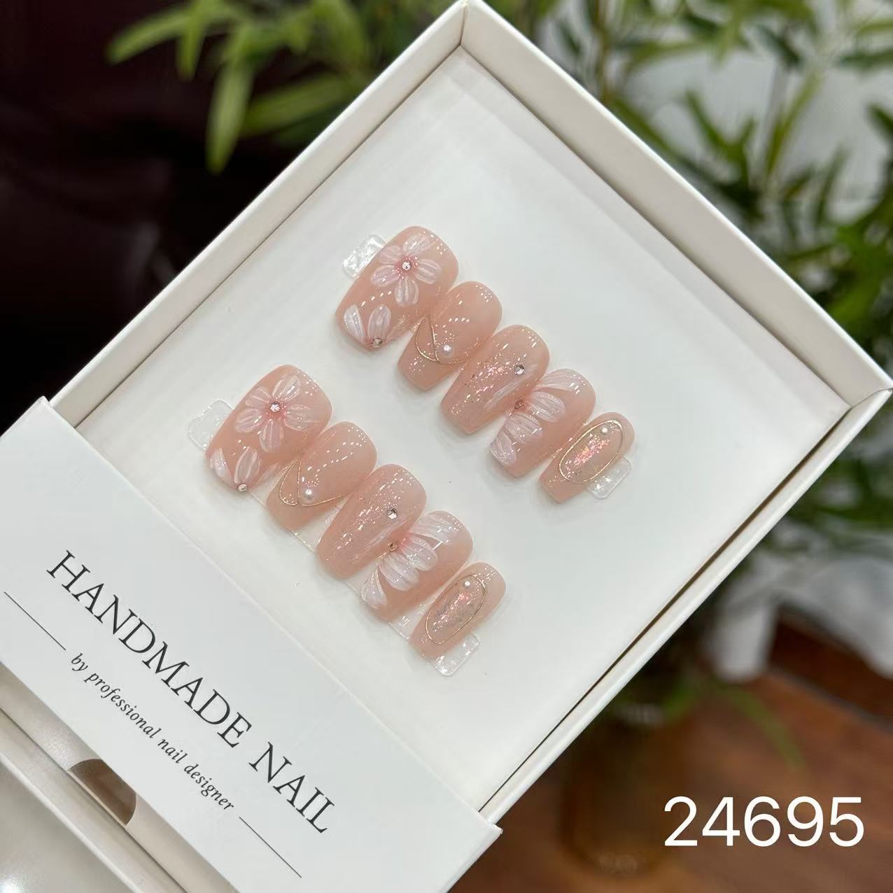 Handmade Long False Nails with a High-End Look, Enhancing Skin Tone, Popular Cat-Eye Style, Luxurious Manicure