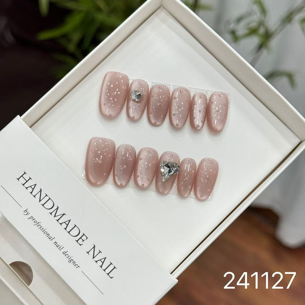 Handmade Long False Nails with a High-End Look, Enhancing Skin Tone, Popular Cat-Eye Style, Luxurious Manicure