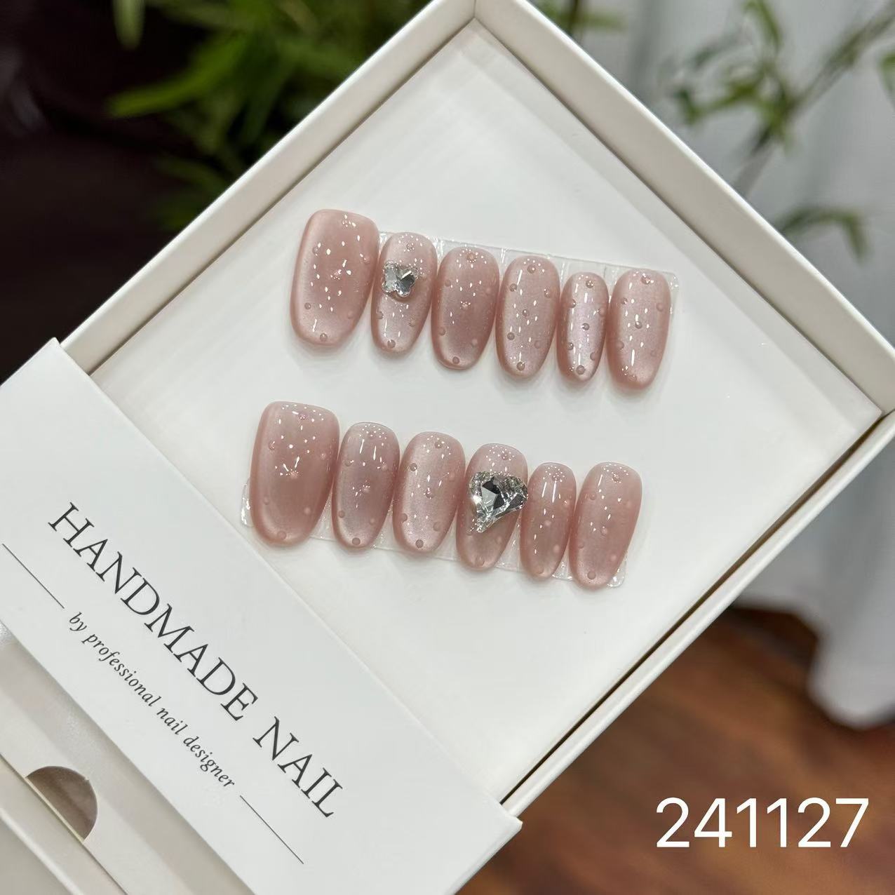 Handmade Long False Nails with a High-End Look, Enhancing Skin Tone, Popular Cat-Eye Style, Luxurious Manicure