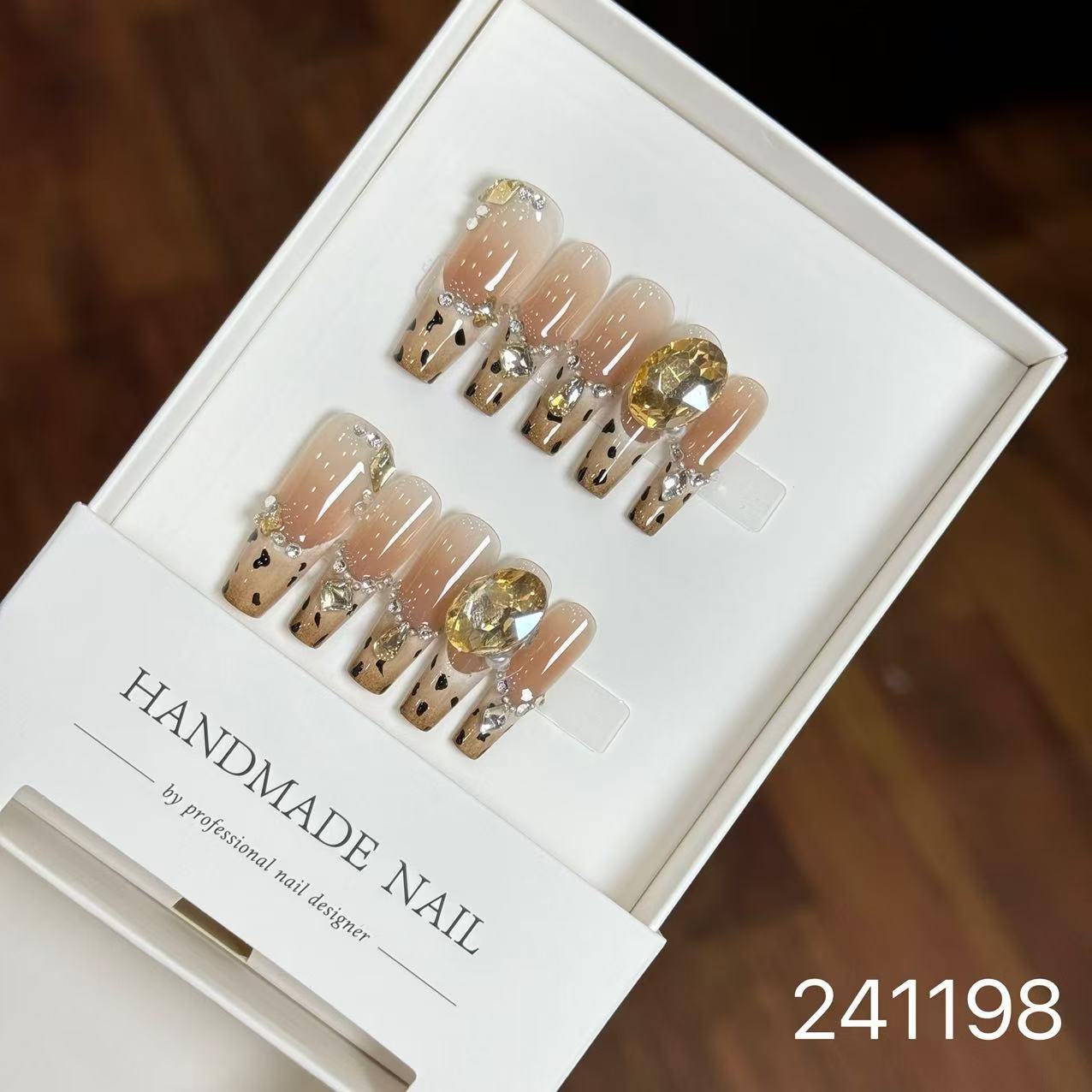 Handmade Long False Nails with a High-End Look, Enhancing Skin Tone, Popular Cat-Eye Style, Luxurious Manicure