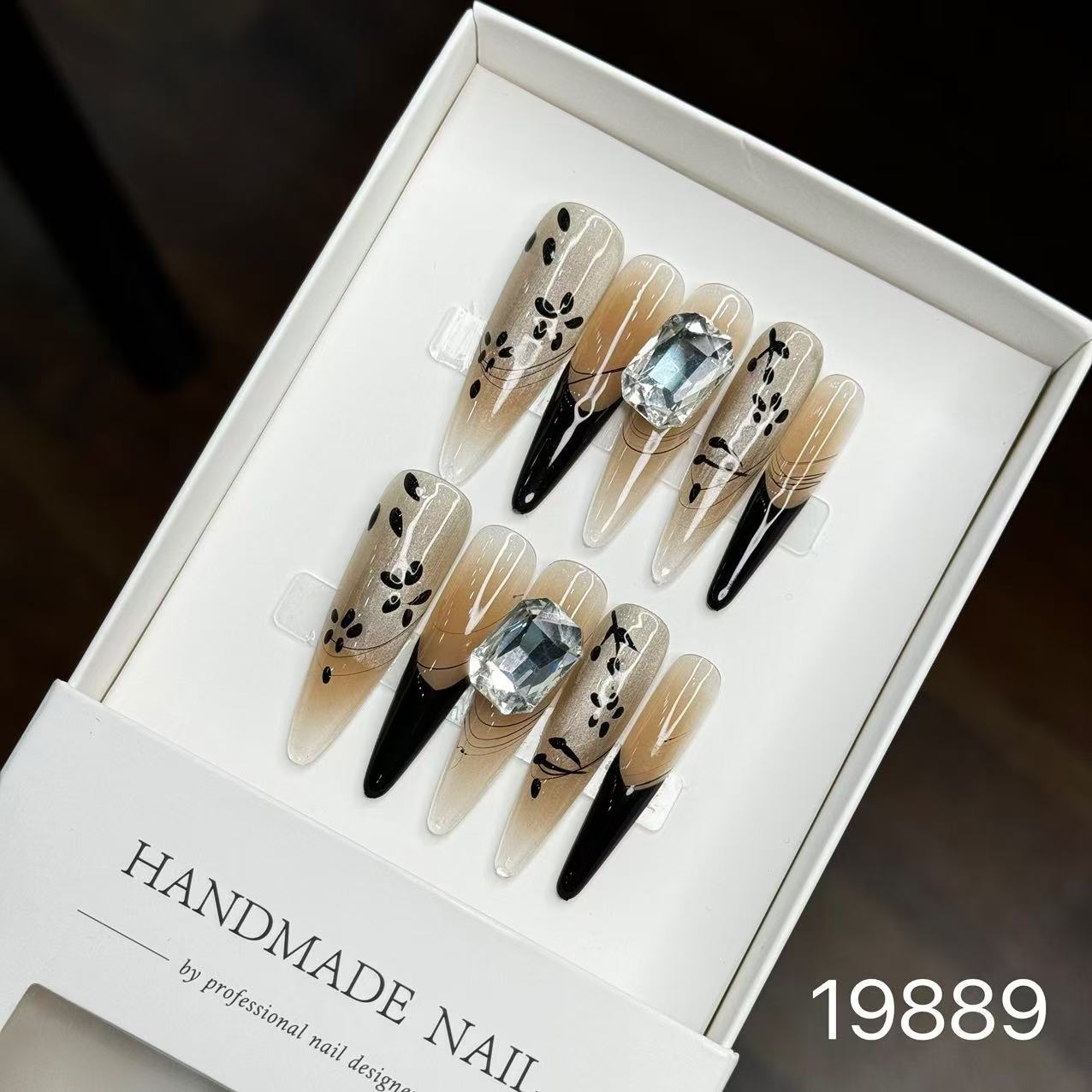 Handmade Long False Nails with a High-End Look, Enhancing Skin Tone, Popular Cat-Eye Style, Luxurious Manicure